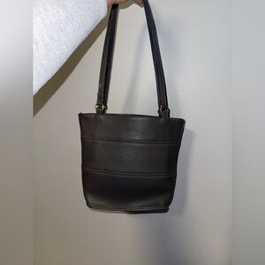 Classic Black Leather Shoulder Bag - Sleek Everyday Tote